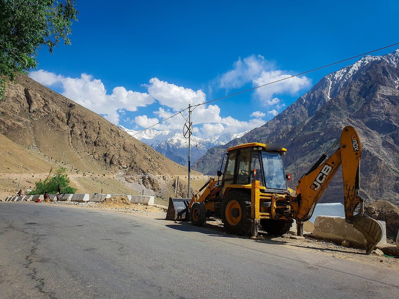 JCB 3DX available for booking in Salooni
